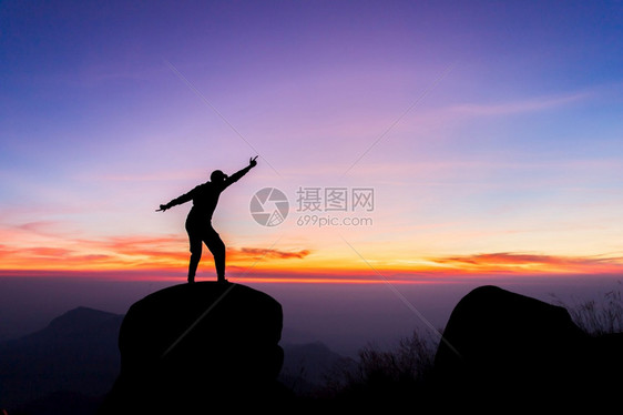 在山峰上穿梭银轮成功的概念是运动胜利早晨图片