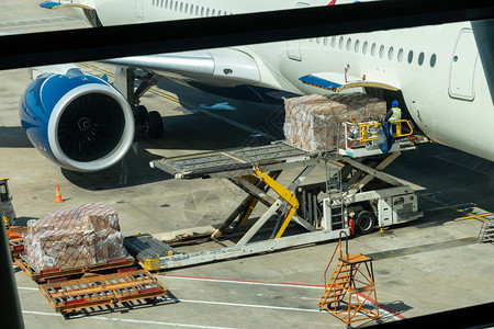 在机场旅行和运输概念中装卸飞机的将行李和货物装载到飞机上的现场并进行装卸业务商乘客舱图片