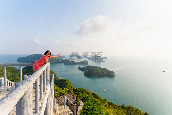 户外旅行快乐的女青年图片