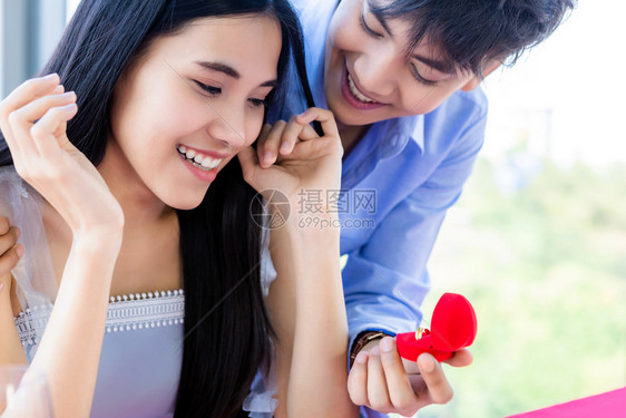 情人节和亚裔年轻快乐的情侣概念以订婚戒指的男人为例午餐后向女求婚在餐馆背景新娘和郎婚礼计划中在新郎和娘结婚计划中晚餐浪漫的人们图片