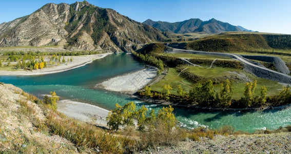 雄伟全景是阿尔泰一条流经阿尔泰山脉和该地区自然的山河流全景是阿尔泰一条流动在阿尔泰山脉和该地区自然之间的山河流高原图片