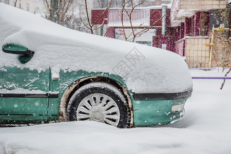 户外城市的雪花冬季暴风中停车场被覆盖的辆城市道路和街被雪覆盖停车场冬季暴风雪中被覆盖的车辆图片