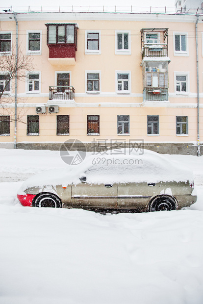 白雪皑运输自然冬季暴风雪中停车场被覆盖的辆城市道路和街被雪覆盖停车场冬季暴风雪中被覆盖的车辆图片