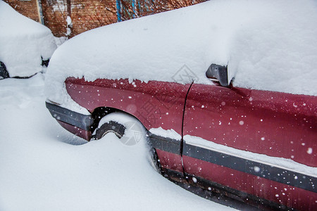 冬季暴风雪中停车场被覆盖的辆城市道路和街被雪覆盖停车场冬季暴风雪中被覆盖的车辆季节降雪运输图片