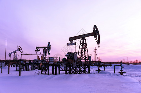 利润俄罗斯在油田的泵千斤顶冬天日落空背景石油开采概念泵千斤顶石油开采概念勘探图片