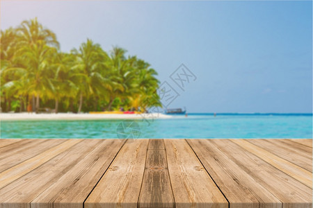夏天景观能够蓝海空背景前的木板桌海洋和天上的木地板透视可用于展示或配合产品在沙滩夏季的概念在海滩上展示或更新产品背景图片