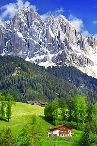 蓝色的绿多洛米人阿尔卑斯山和意大利北部的小型村庄ValdiFunes意大利北部小村庄景观图片