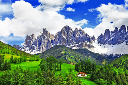 北方农业树多洛米人阿尔卑斯山和意大利北部的小型村庄ValdiFunes意大利北部小村庄图片