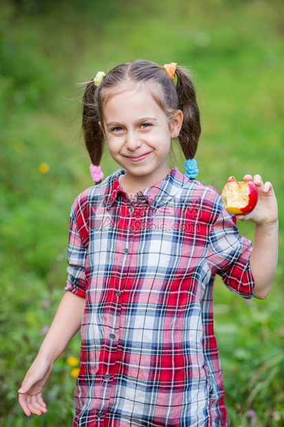 人们一个可爱的女孩在农场花园里吃苹果的画像秋天苹果收获一个可爱的女孩在农场花园里吃苹果的画像户外新鲜图片