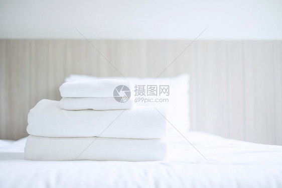 水池干燥家在豪华酒店或度假胜地洗衣放松节假日SPA按摩和假期概念中铺着白毛巾和浴袍的堆叠在床上图片