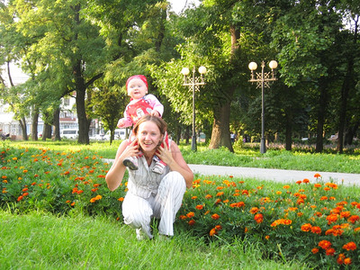 快乐的母亲和女儿在公园里用鲜花过夜女孩园家庭图片