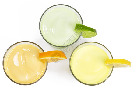 绿色成熟鸡尾酒三杯冷柑橘水果奶昔来自白底顶头三杯冷柑橘水果奶昔图片