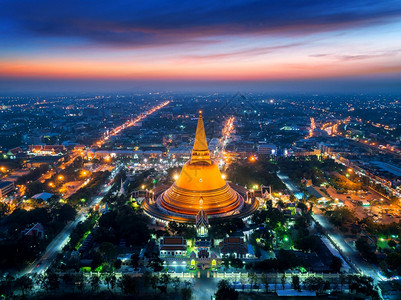 泰国NakhonPathom省日落PhraPathomChedi寺庙美丽的Gloden塔的空中景象天线镇车地图片