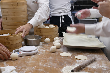 餐厅后厨包包子图片