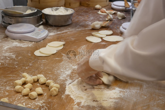 餐厅后厨包包子图片