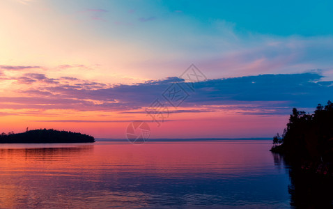 湖泊全景面黄昏日落时的地平线上各岛屿的深光影场景海洋图片