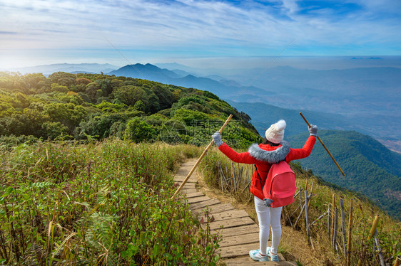 泰国情侣旅行的年轻女孩图片