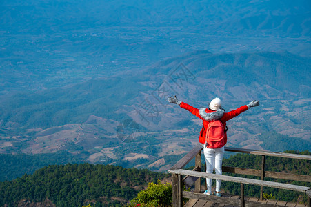 泰国情侣旅行的年轻女孩图片