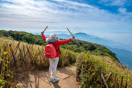 土井闲暇青年在泰国清迈DoiInthanon的山顶上行走自然图片