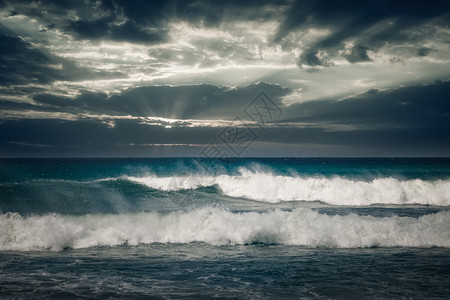 风雨多的海洋景观下气象海啸图片