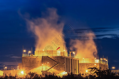反应堆金属石油厂供水冷却塔冻夜晚图片