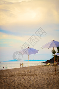 晚上在泰国海滩的太阳雨伞采取蓝晶图片