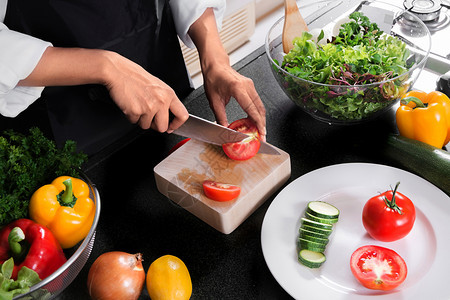 桌子女素食烹饪健康品准备沙拉在厨房吃晚饭刀模型图片