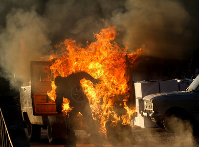 骑士一种抽烟场表演的汽车爆炸人们从燃烧的汽车中跳出来图片