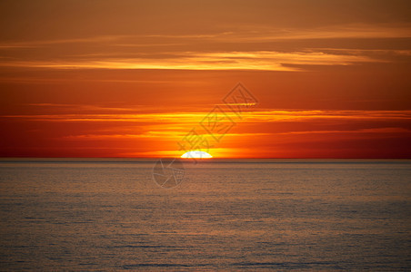 日落在海洋上空同时在海巡航黎明全球的太阳图片