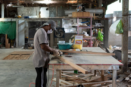 木工生产泰国曼谷20年5月1日身份不明的木匠在仓库或材厂的锯用天然硬的板条和材制造家具或产品用于建筑或销售经济图片