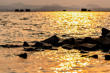 宁静阳光明亮的美丽自然景色反映了热带湖山地KrasiaoDamSuphanBuri泰国ThawaRock等热带湖山底水中岩石波纹图片
