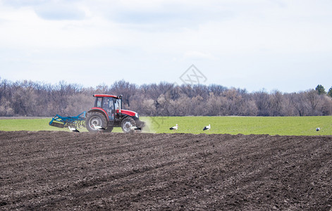 户外天空农民整地施肥拖拉机抓地农民整播种业机械化民整地施肥播种季节图片