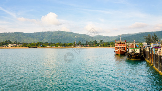 夜间在泰国苏拉特萨尼省KohSamui岛停靠在Nathon海滩附近的NathonPier港与和平的海洋气氛一起和平地对接169艘图片