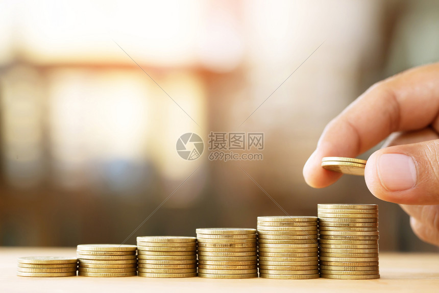 瓜拉纳皮节省钱财商人的手用堆叠硬币来展示储蓄资金融业务不断增长的概念和富软焦点的概念让空位写下信息描述www会计桩图片