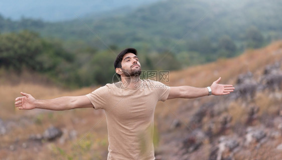 平衡早晨一个人享受着无忧虑的自由在然背景上张开双臂在山顶屏息着呼吸新鲜空气的怀抱人眼闭着睛拥抱大胡子图片
