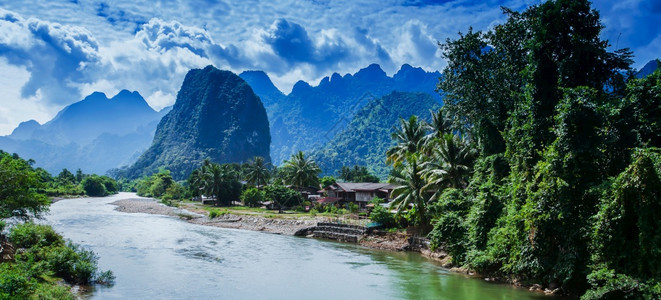 森林简单的场景南松江和河岸一个老村庄的全景华丽石灰岩山脉和背景中的蓝云北老挝农村地段图片