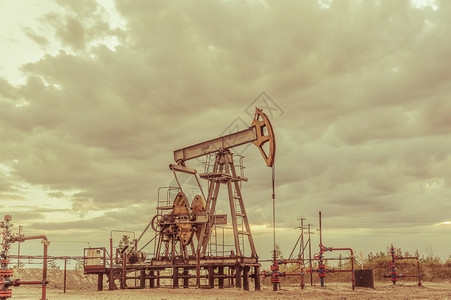 机器油田上的泵千斤顶日落天空背景提取石油概念调子泵千斤顶石油概念行业富有的图片