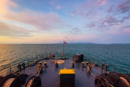 大客船在海中游动乘型客船到泰国苏拉特萨尼的KohSamui岛时夜海美丽日落时天色多彩夜间海洋美观晚天空繁星阳光生动水图片