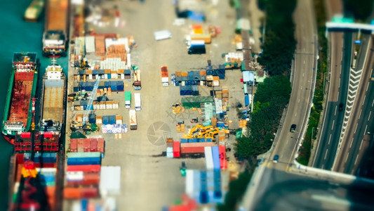 在香港繁忙的口终点站对用起重机载运货物集装箱的轮进行空中检查水经过国图片