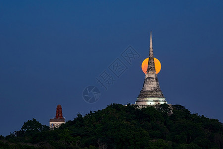 天线文化黄昏时的山丘上满月和塔泰国菲沙布里PhitechaburiNakhonKhiri历史公园旅游图片