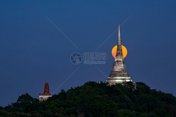 天线文化黄昏时的山丘上满月和塔泰国菲沙布里PhitechaburiNakhonKhiri历史公园旅游图片