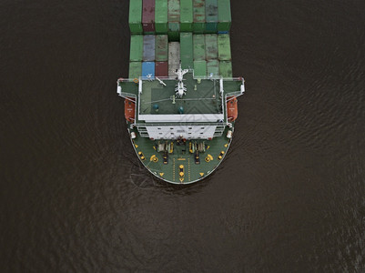 海洋中一艘大型出口集装箱船的空中从高角度发射的大型出口集装箱船数量巨大的出口集装箱船电梯起重机终端图片