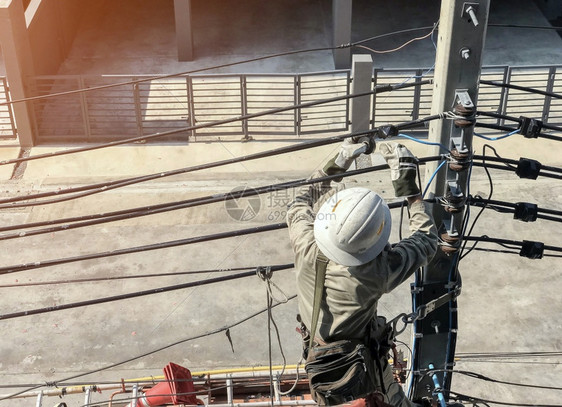行业桶服务电工在线杆上攀爬安装电线图片