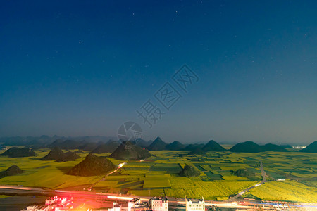 有机的金吉芬果登鸡峰小村庄配有种子鲜花多雾路段爬坡道图片