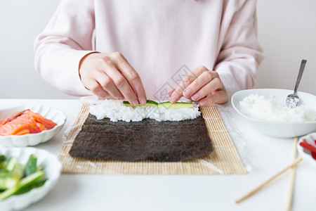 饮食寿司烹饪过程女孩做不同口味的寿司烹饪过程女孩做不同口味的寿司健康一顿饭图片