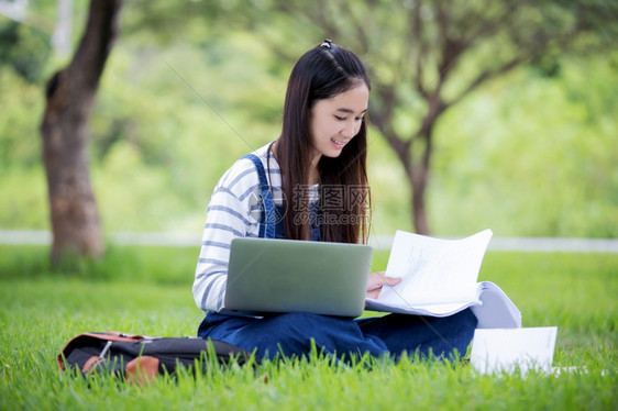 户外阅读的美丽女孩图片