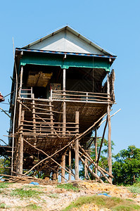传统的坎皮水下在靠近暹粒的柬埔寨在尖塔上建造高楼图片