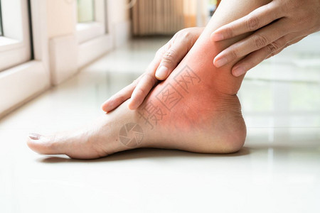 触碰妇女脚踝受伤触摸脚疼痛治疗亚洲图片