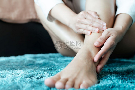 关节炎妇女脚踝受伤触摸脚疼痛炎疾病图片