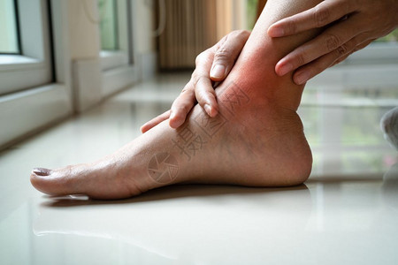 妇女脚踝受伤触摸脚疼痛身体的事故手图片